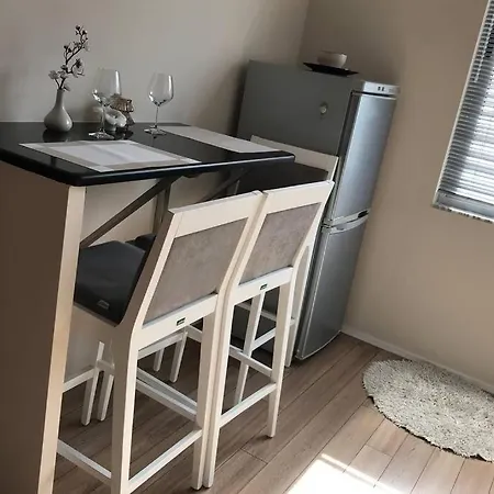 Spacious 1br Hub With Balcony
