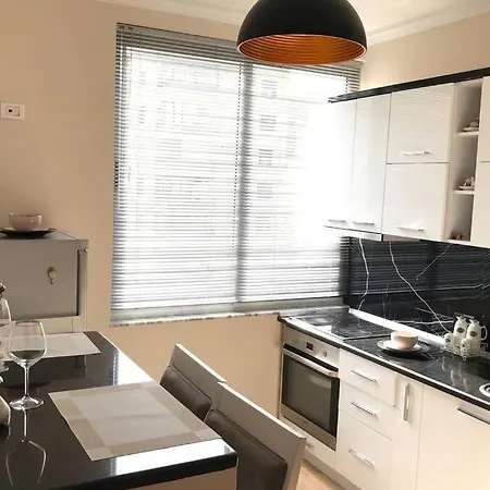Spacious 1br Hub With Balcony Apartament Tirana