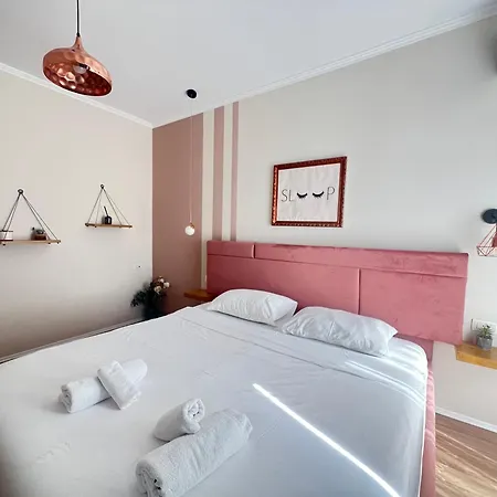 The Wink & Pink With Balcony